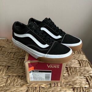VANS Old Skool— WOMENS 7.5, MENS 6 (NEW)